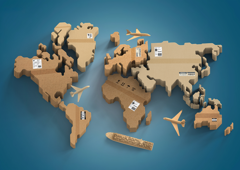 Världskarta uppbyggd av kartonger med fraktetiketter och hanteringssymboler – symboliserar internationell paketlogistik.
